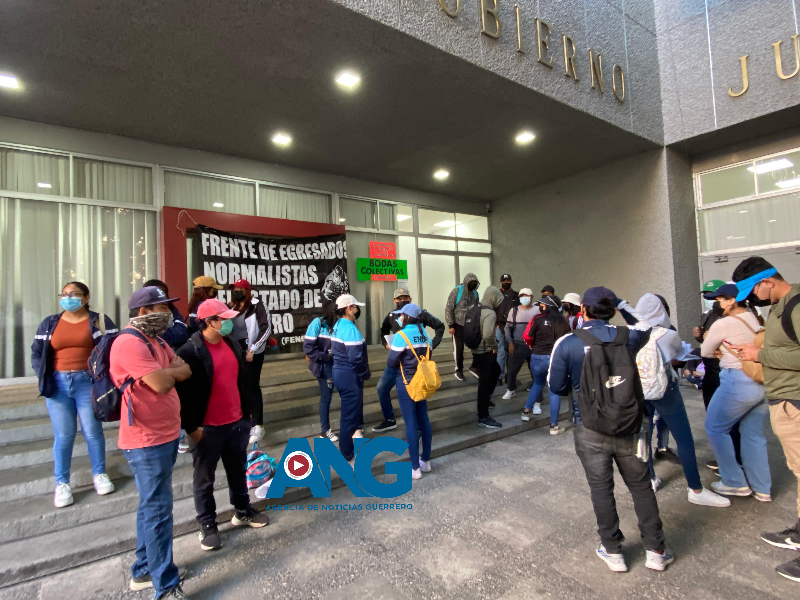 Egresados Normalistas Protestan en #Chilpancingo, piden asignación de Plazas docentes