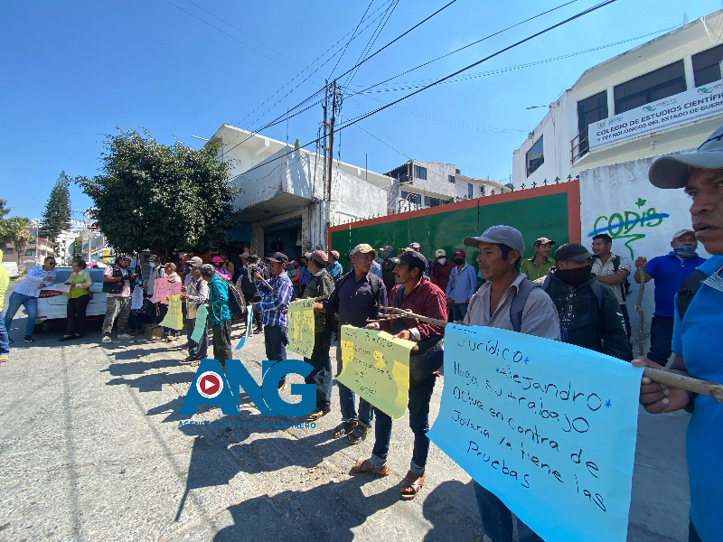 Pobladores de Tierra Blanca toman oficinas del CECyTE en #Chilpancingo