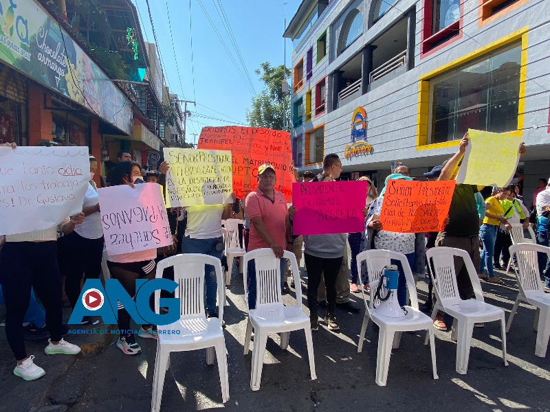 Trabajadores del Sindicato Autónomo bloquean la avenida Juárez en el centro de #Chilpancingo piden la destitución del director de recursos humanos Noé Sánchez