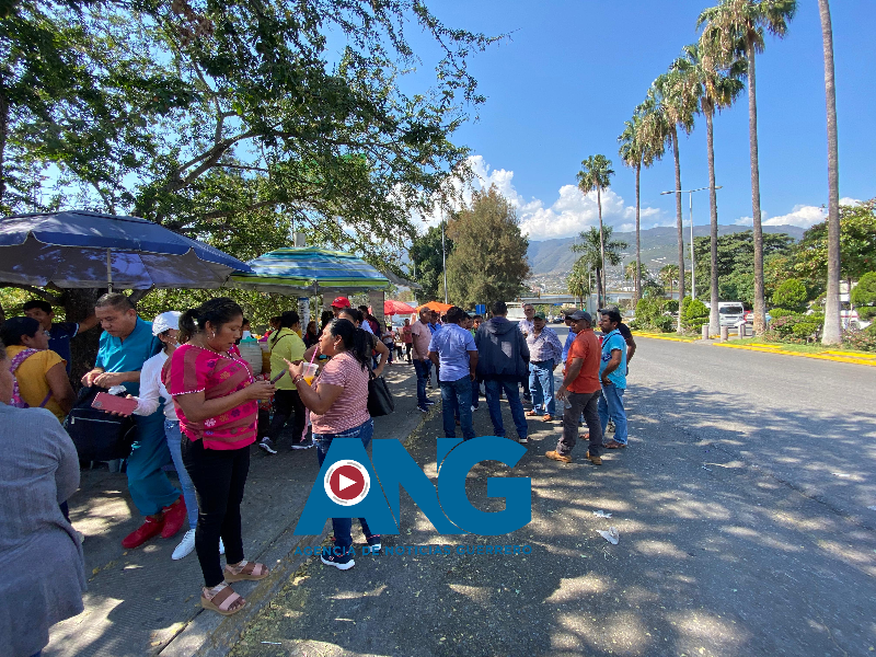 Habitantes de Malinaltepec bloquean avenida Ruffo Figueroa en #Chilpancingo piden al de tránsito municipal que les regrese su placa de circulación