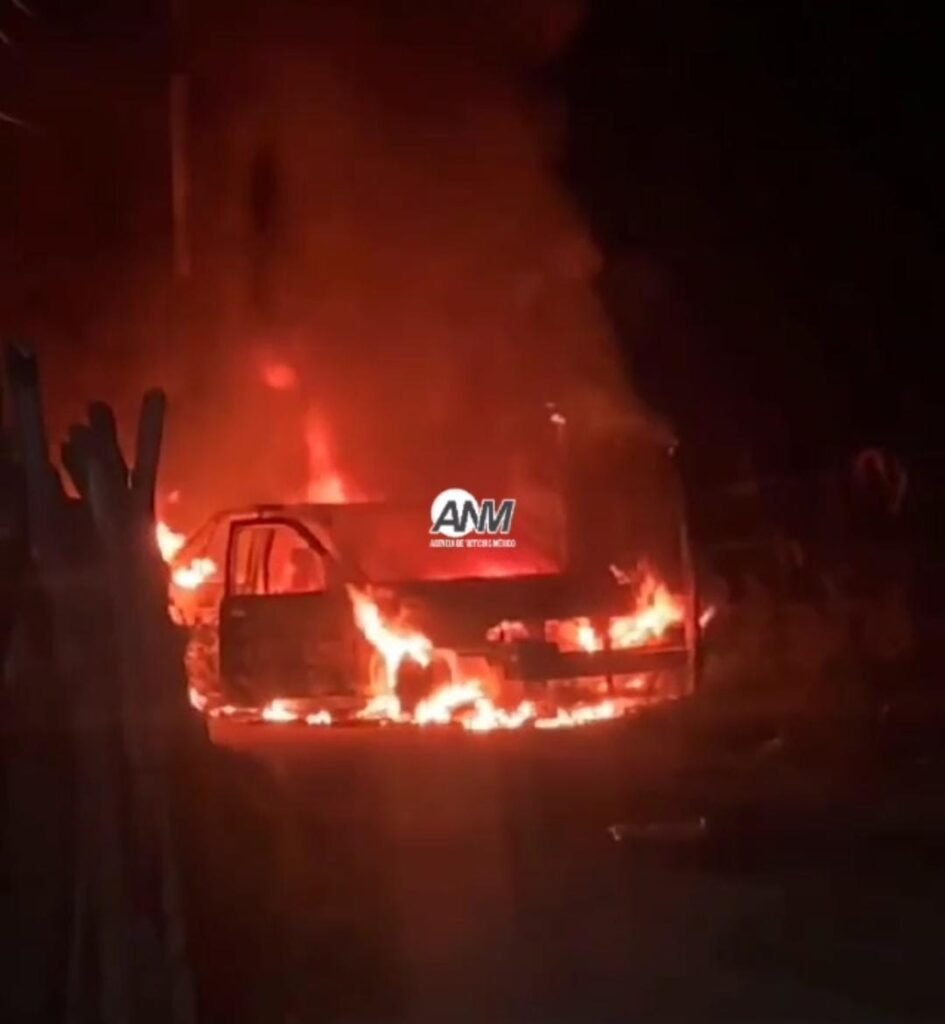 Se incendia un taxi, esta noche cerca de la población de Corral Falso, en el municipio de #AtoyacDeÁlvarez.