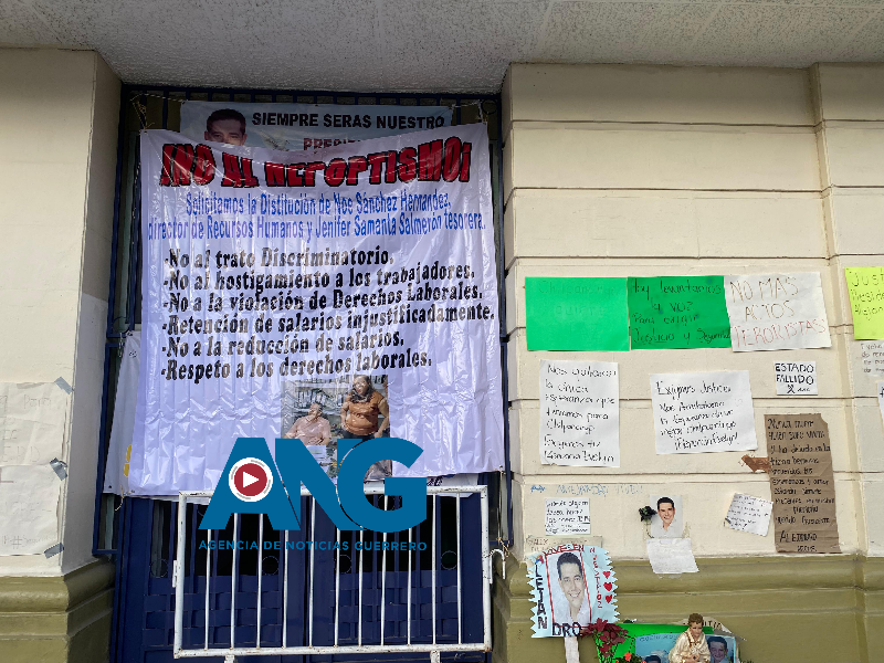 Trabajadores del Sindicato Autónomo Toman el Palacio Municipal de #Chilpancingo piden alto al host!gamiento y discr!minac!ón