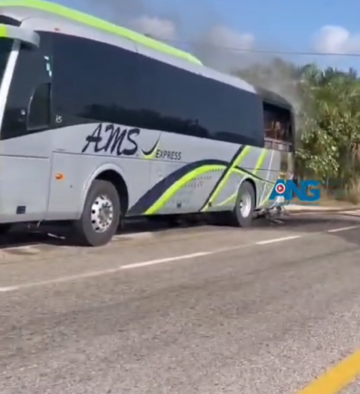 Se qu3ma un autobus de pasajeros de la línea AMS a la altura de la comunidad de Zacualpan, municipio de #Atoyac.
