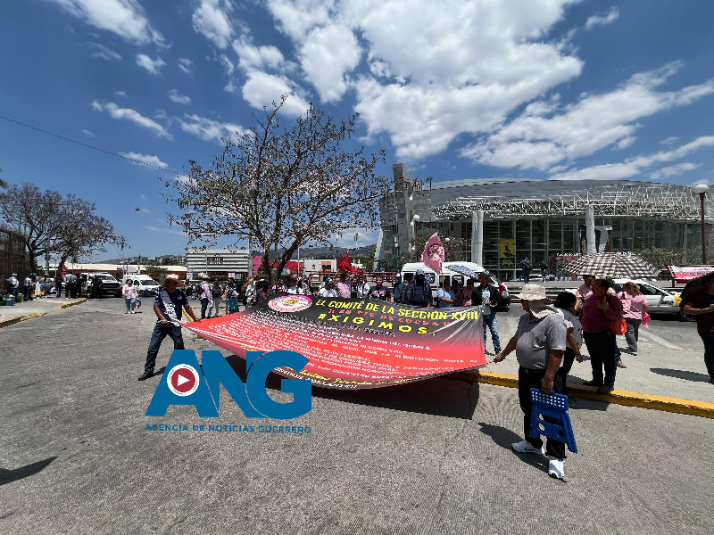 Jubilados y pensionados del SUSPEG se manifiestan a las afueras del palacio de gobierno en #Chilpancingo