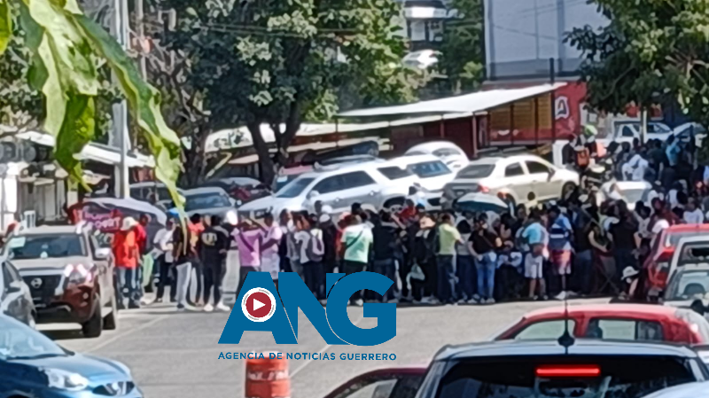 Maestros bloquean avenida frente al ex INEBAN en #Acapulco