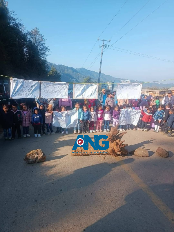 Padres de familia bloquean la carretera Tlapa-Marquelia en exigencia de docentes