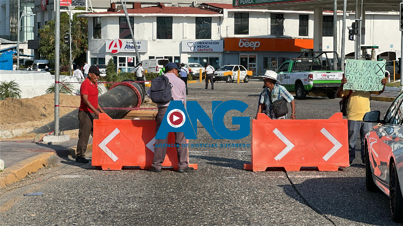 Bloqueo en zona turística de Acapulco por ex empleados municipales