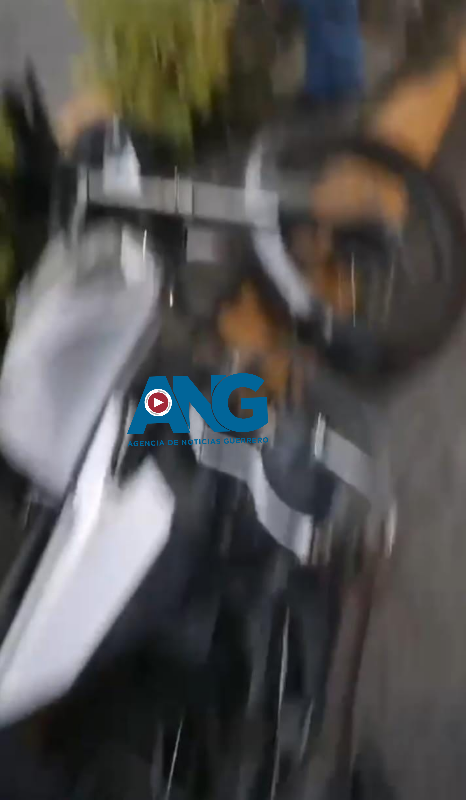 Joven motociclista en estado de ebriedad queda inconsciente en plena avenida Lázaro Cárdenas en #Chilpancingo