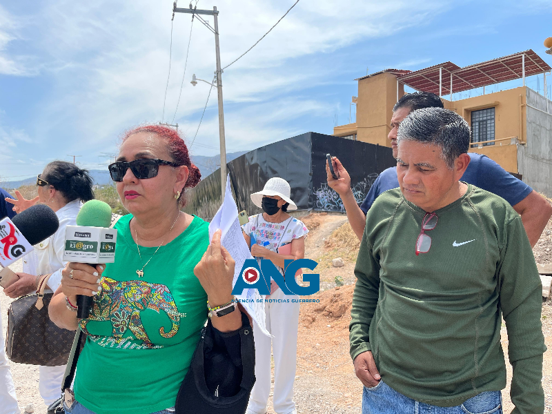 Vecinos de la colonia #Huitzicatzin denuncian a mujer por agr3siones y bloqueo de obra de drenaje