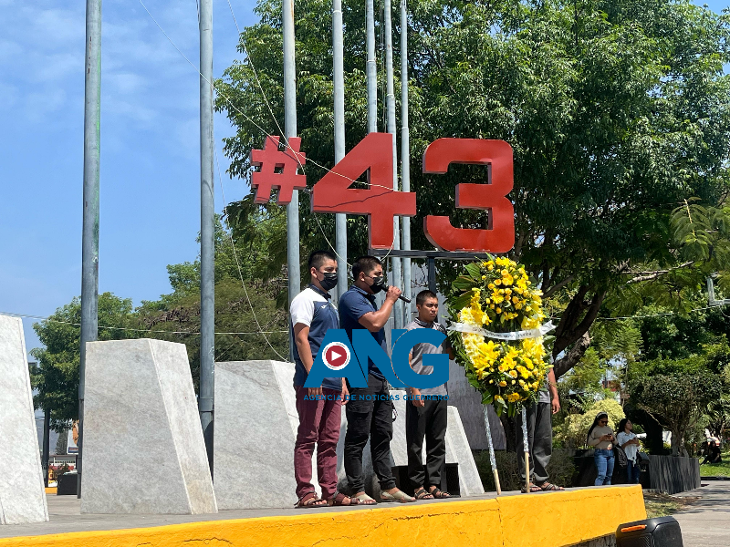 Normalistas de Ayotzinapa acusan a Claudia Sheinbaum falta de estrategia en el caso de los 43