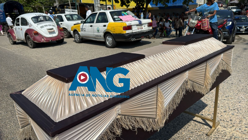 Transportistas bloquean vialidad en #Acapulco y protestan con féretros para exigir seguridad