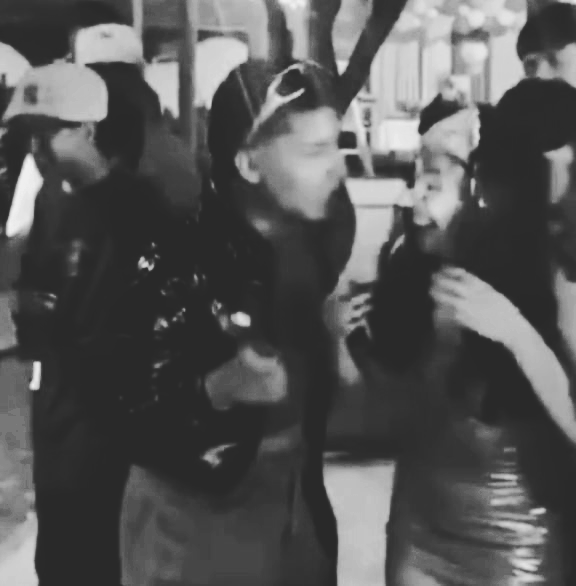 Cumpleaños termina en tragedia: mujer apuñala a su amigo tras ser empujada al pastel