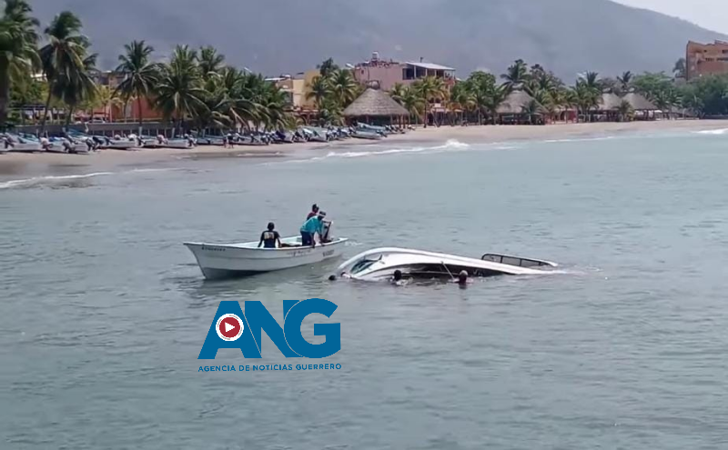 Se va a pique una embarcación en la Playa Principal de #Zihuatanejo por Mar de Fondo