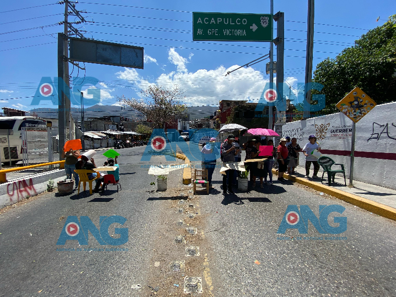 Alcalde de Chilpancingo Huatavo Alarcón los tiene ¡Secos y enojados! Vecinos bloquean el puente del Capricho por falta de agua
