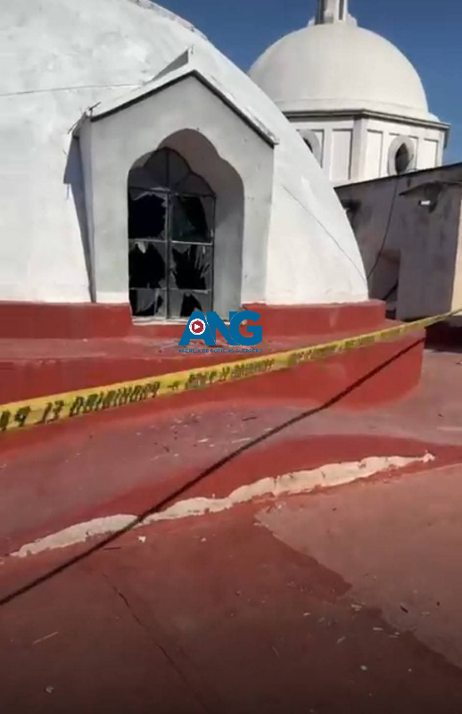 Explosión de cuetones desata pánico en la catedral de San Agustín de #Tlapa