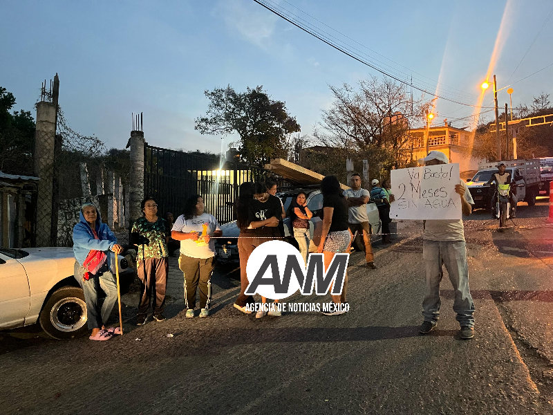 Vecinos de la PRD bloquean carretera: “¡Alcalde Gustavo Alarcón, danos agua, no excusas!”