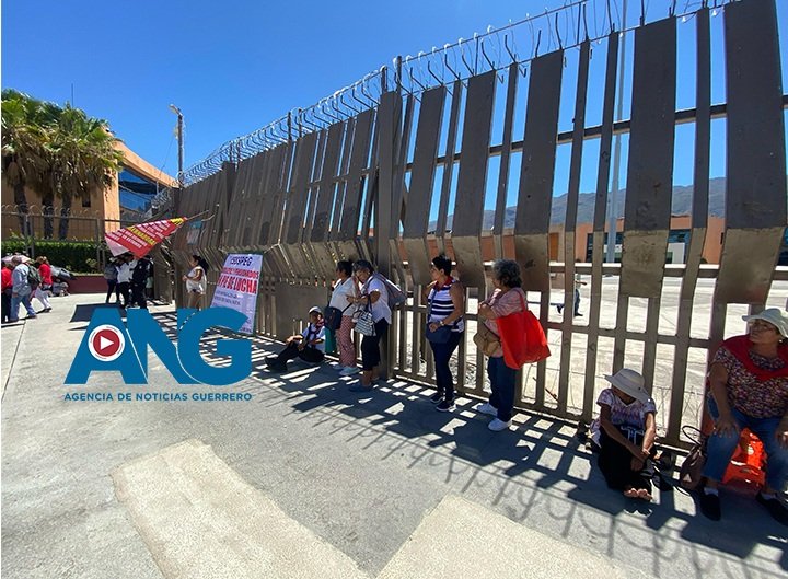 Jubilados y pensionados del ISSSPEG protestan en Chilpancingo para exigir pagos puntuales