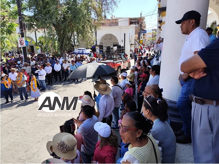 Marchan en #Tlapa en apoyo a nueva delegada regional de Servicios Educativos y en defensa de derechos laborales