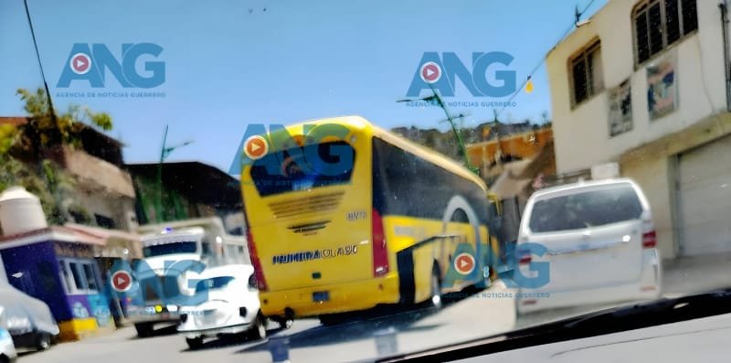 ¡INDIGNANTE! Autobús de la Central ORO se avería frente a su propia terminal en Tlapa.