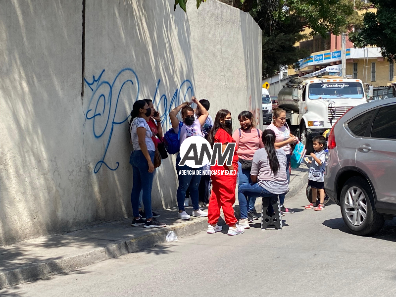 Madres de familia del CAI bloquean el viejo libramiento a Tixtla, denuncian el no permitir el ingreso de niños a preescolar 1