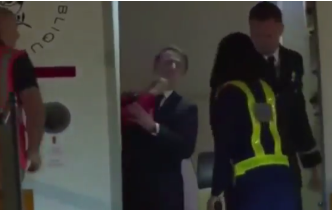 «Cach3tada viral: esposa de Macron presidente de #Francia protagoniza inesperado momento con el mandatario»