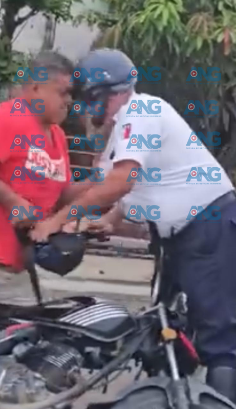 Motociclista golpea a policía vial en #Acapulco… y termina pagando la multa