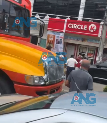 Conductor agr3d3 a policías viales en #Acapulco tras negarse a mostrar documentos