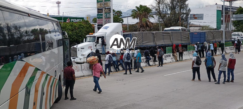 Normalistas de Ayotzinapa bloquean el parador del marqués en Chilpancingo para exigir la asignación de plazas