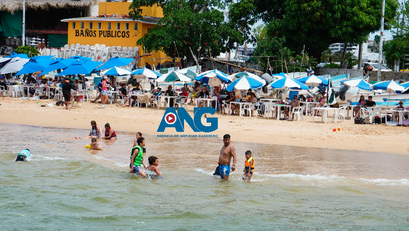Vuelven turistas a las playas de Acapulco