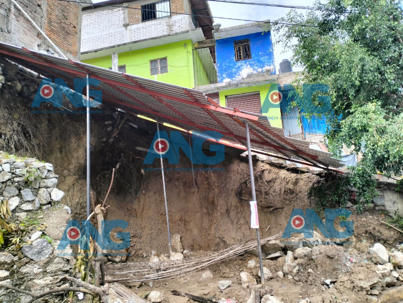 Vecinos de la colonia Zapata de Chilpancingo denuncian derrumbe por corte irregular de terreno; piden intervención de autoridades