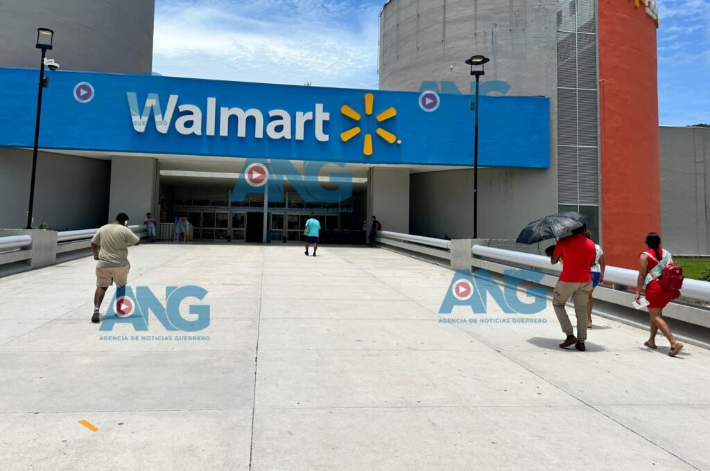 Cierran parcialmente una tienda Walmart de Acapulco por verter aguas negras