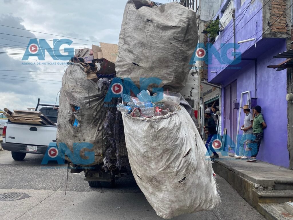 Ni la basura se salva! Camión recolector de Gustavo Alarcón causa despapaye en calles de Chilpancingo