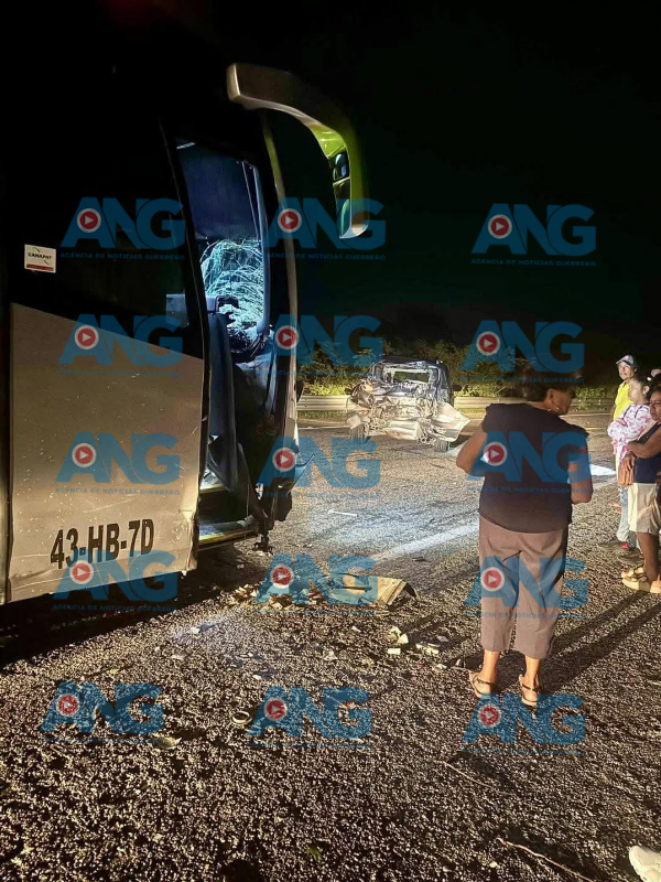 Arroll@ un autobús a camioneta entre los límites de San Jerónimo de Juárez y Tecpan de Galeana