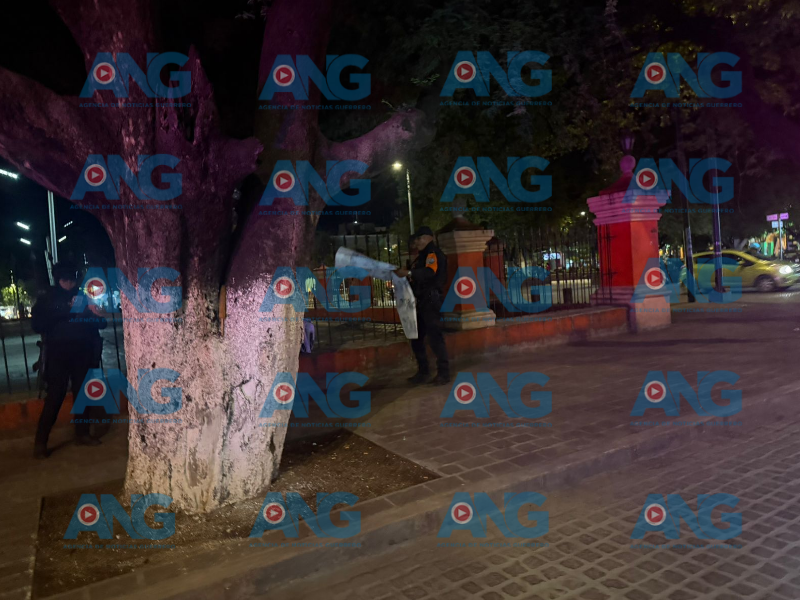 🚨 Aparecen lonas con am3naz@s contra comerciantes en pleno centro de #Iguala