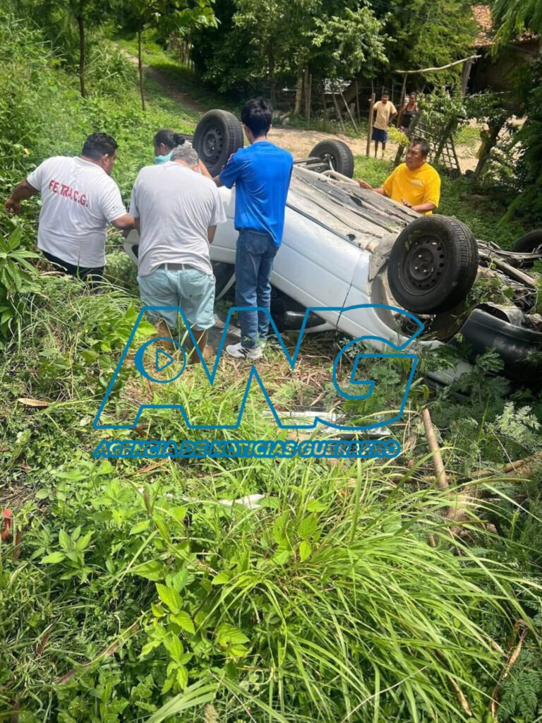 Deja un l3sion4do volcadura de un Tsuru en el municipio de #CoyucaDeBenítez
