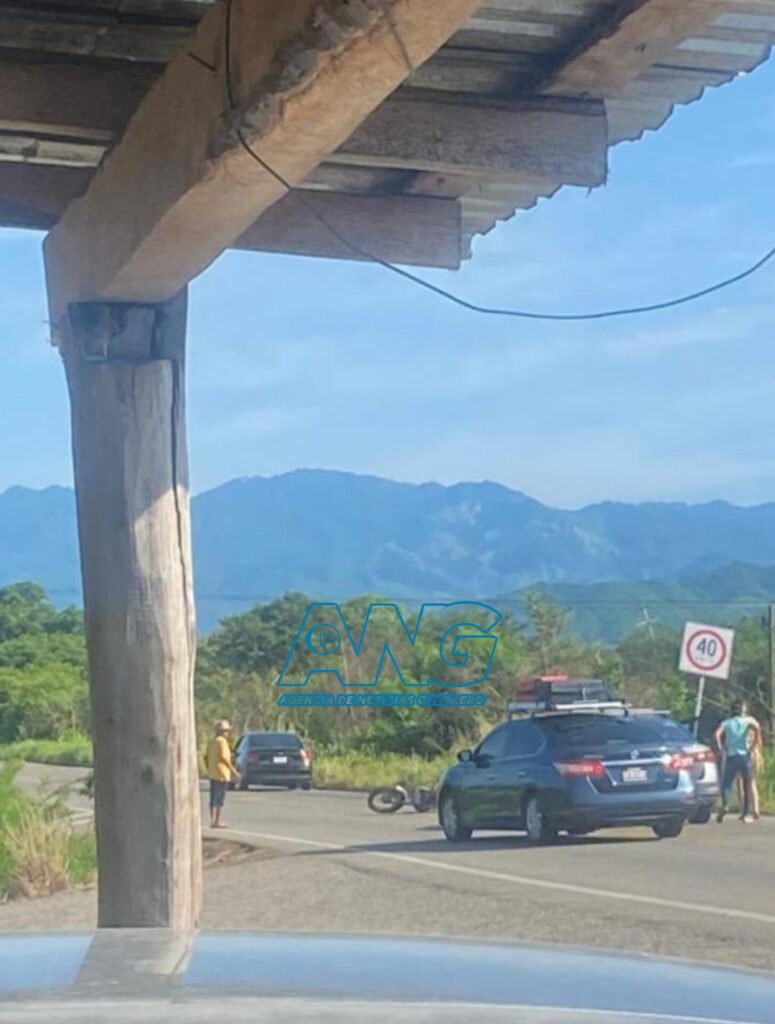 Se registra el ch0qu3 entre una motocicleta y un coche en el municipio de #TecpanDeGaleana