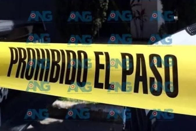 Dejan a hombre ej3cutad0 a bal@zos en el acceso a Playa Larga, en ##Zihuatanejo