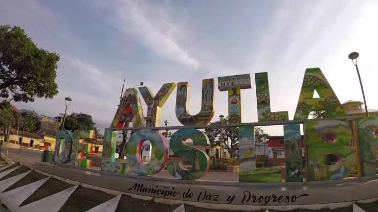 Cuatro personas son encontradas calcinadas dentro de un vehículo en Ayutla de los Libres
