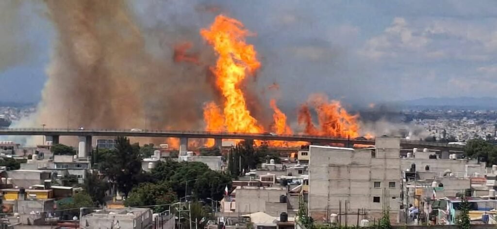 Tragedia en #Iztapalapa: Volcadura de pipa de gas deja hasta el momento un slado de  3 mu3rtos y 70 h3ridos en el Puente de la Concordia
