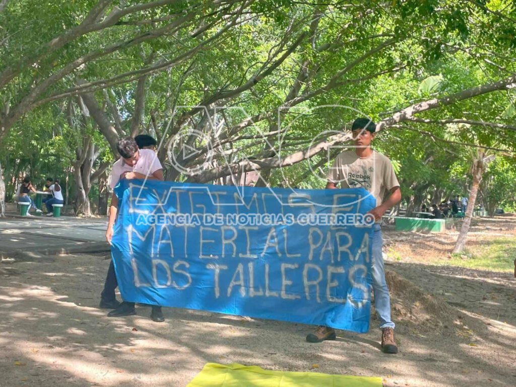 Protestan alumnos contra el rector de la Universidad Tecnológica de la Costa Grande con sede en #Petatlán