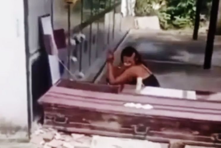 Conmoción en Colombia: mujer desentierra a su esposo para “bañarlo y beber con él” en un cementerio
