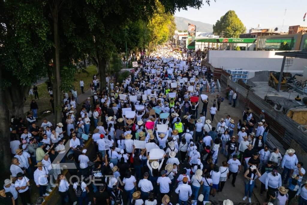 Miles marchan en Uruapan para exigir paz y justicia en honor a Carlos Manzo