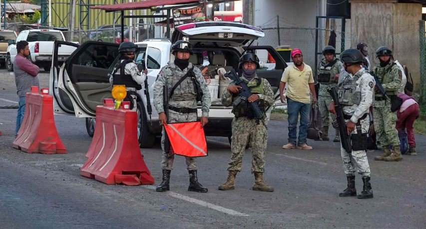Investigan a escoltas del alcalde Carlos Manzo por la mu3rte del agr3sor tras el atent4d0