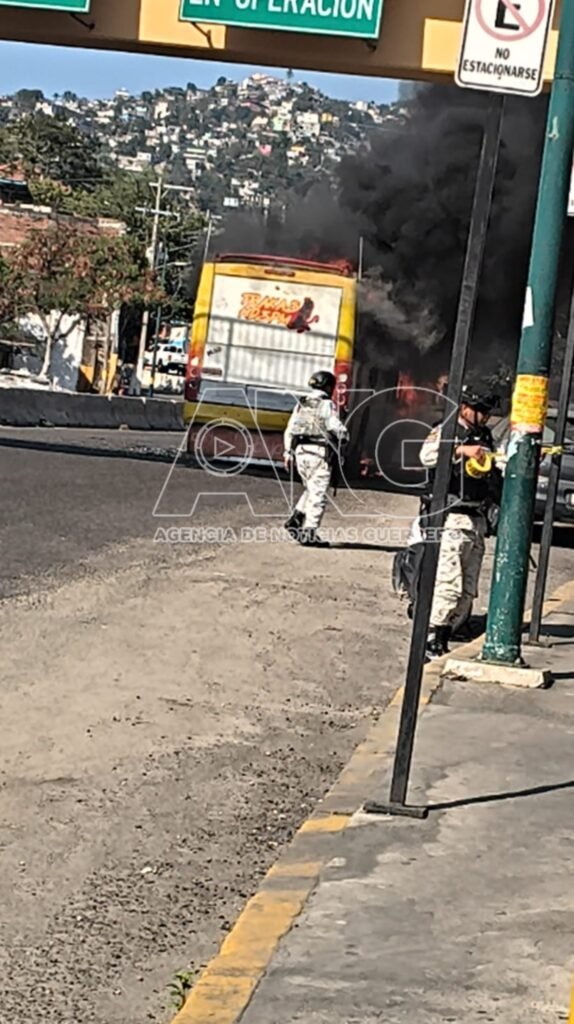 🔥 Escala vi0lencia: inc3ndian cuatro vehículos y un Oxxo en #Acapulco