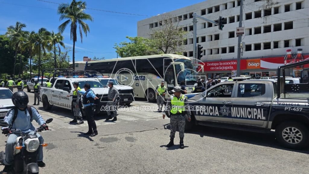 ◼️ Interceptan autobús con integrantes de la CETEG por presunto reporte de explosiv0s