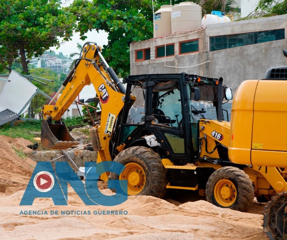 🔴Vuelca retroexcavadora en playa Icacos de #Acapulco
