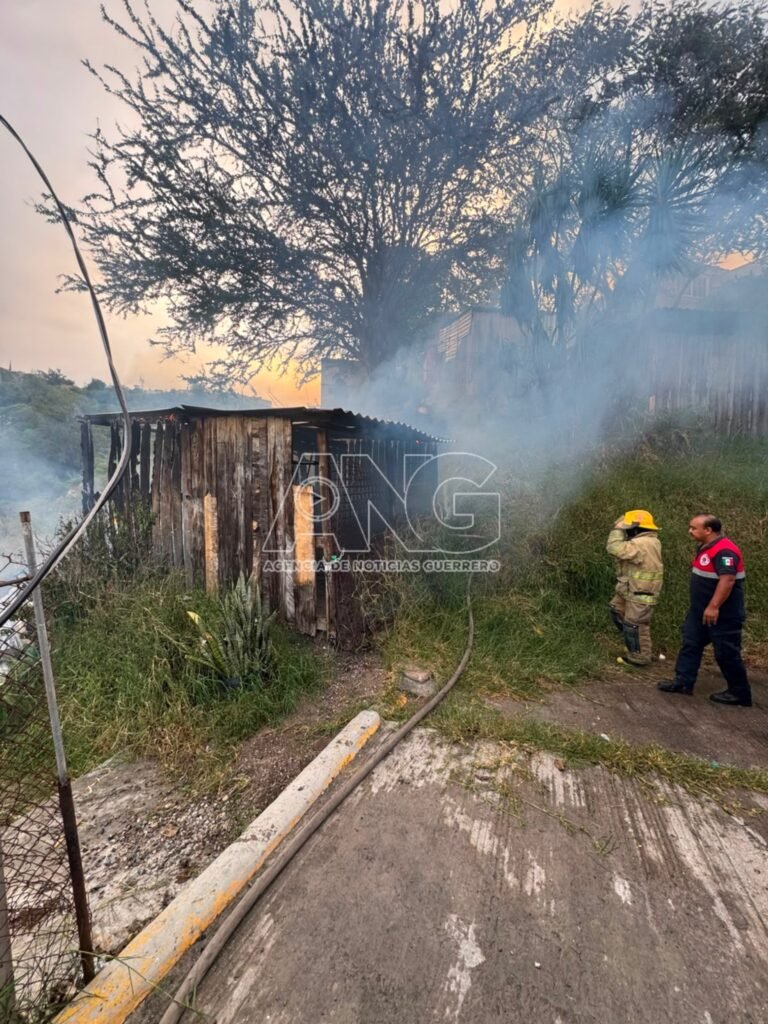 🔴Inc€ndio consume vivienda en #Chilpancingo; vecinos viven momentos de tensión